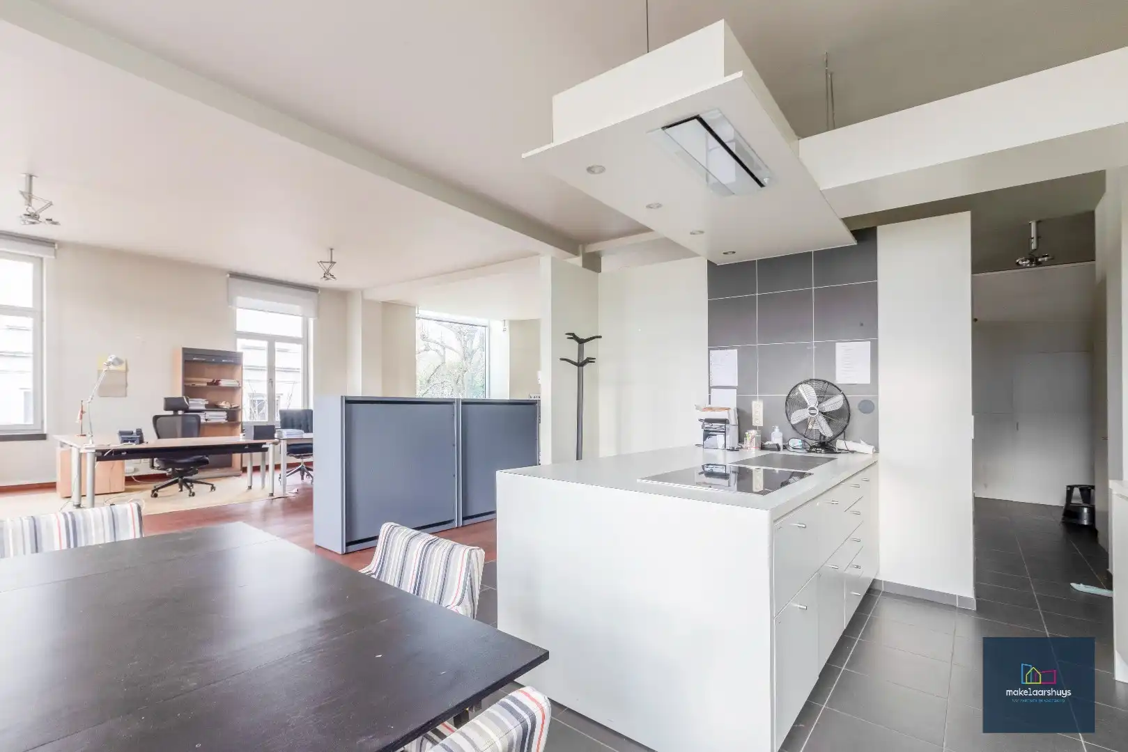 Luxueuze kantoorloft met inpandige staanplaats  en kelderberging  te Coupure Rechts.  foto 9