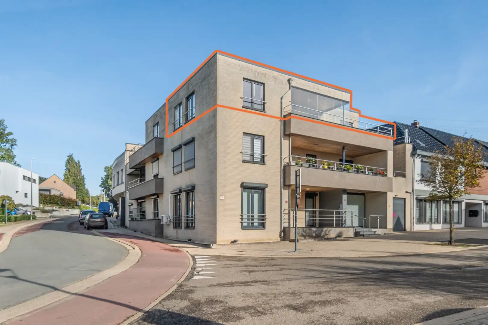 Exclusief penthouse met ruim terras, 2 slpk, extra brede autostaanplaats, centrum Houthalen foto {{pictureIndex}}