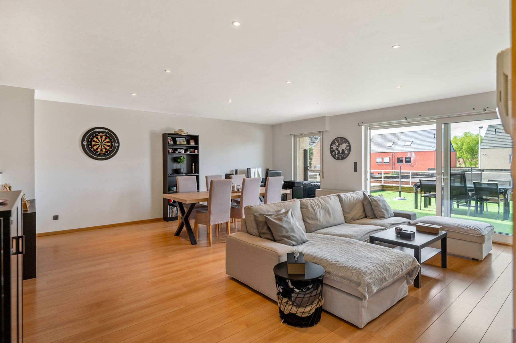 Volledig vernieuwd appartement met ruim terras en garagebox foto {{pictureIndex}}