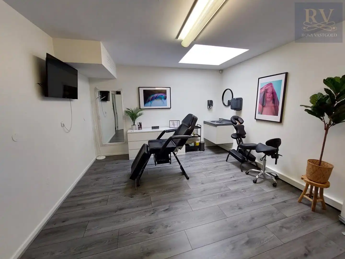 WINKELRUIMTE VAN +/- 80 M²   IN GALERIJ RUBENS IN LANAKEN foto 8