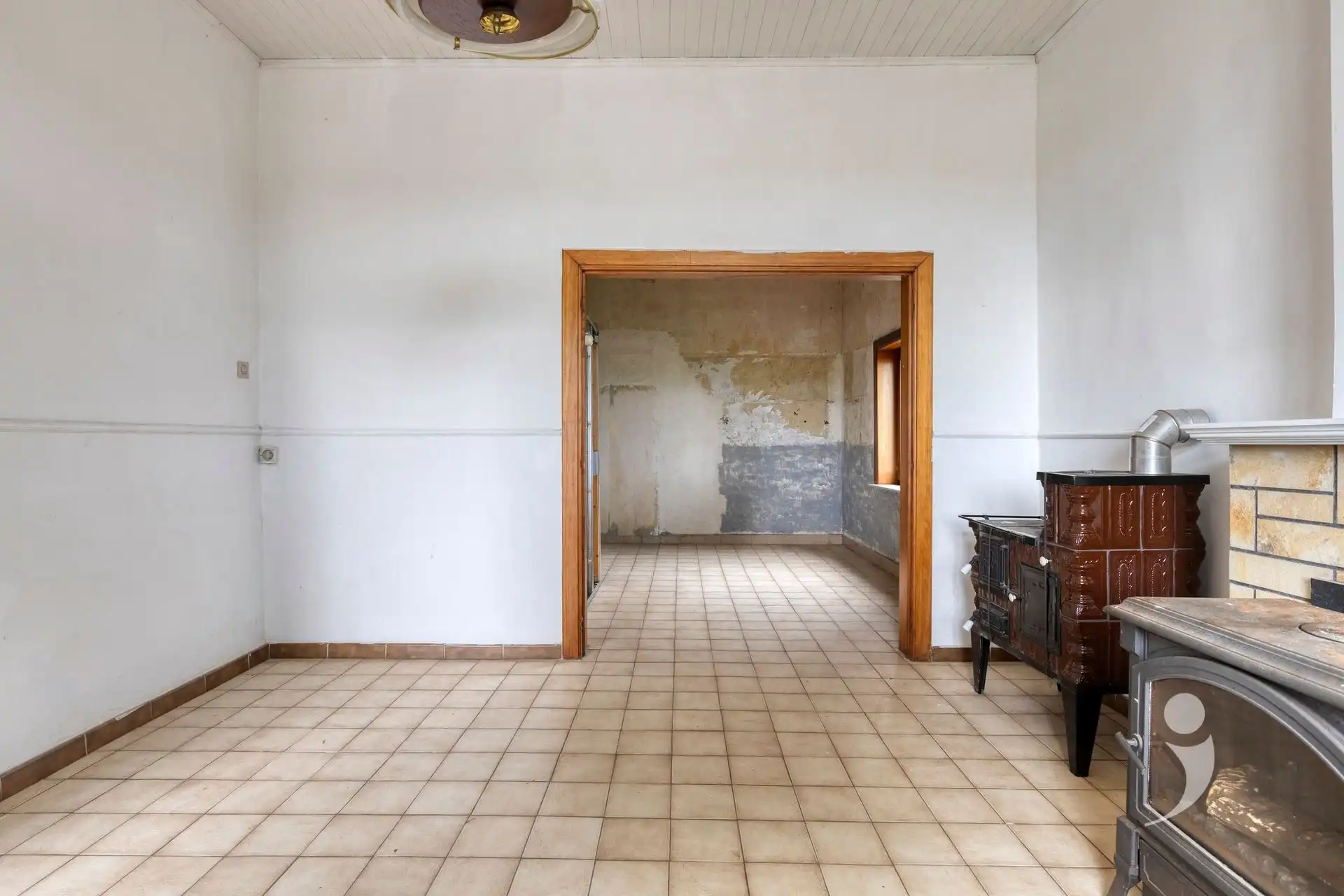 Ruime te renoveren woning met vergezicht foto 3