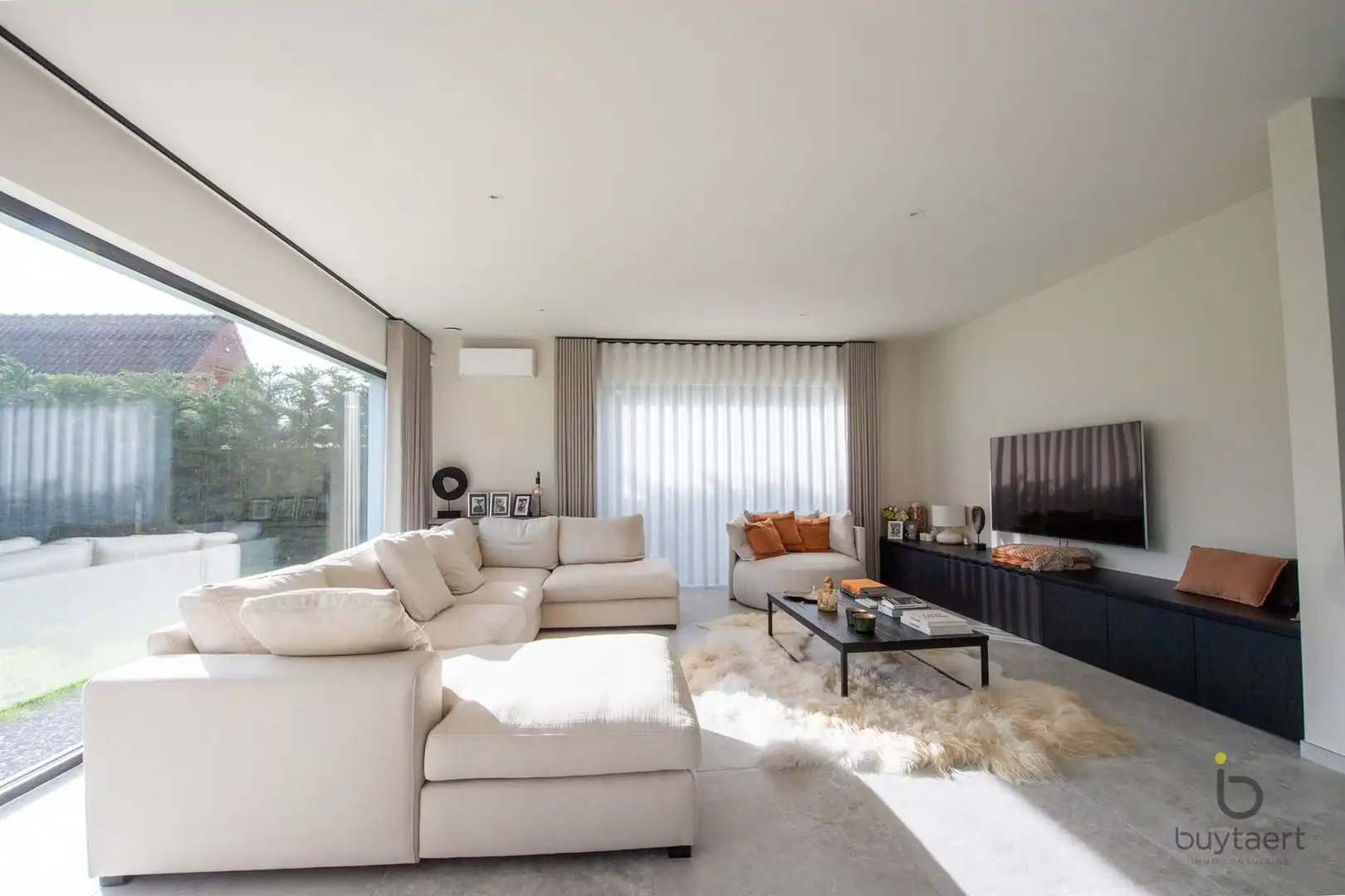 Knappe GELIJKVLOERSE villa + bijgebouw te Halle! foto 9