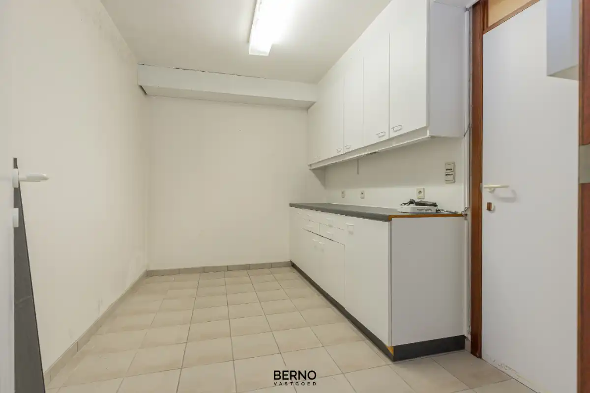 Building met praktijkruimte en 2 appartementen op commerciële locatie foto 5