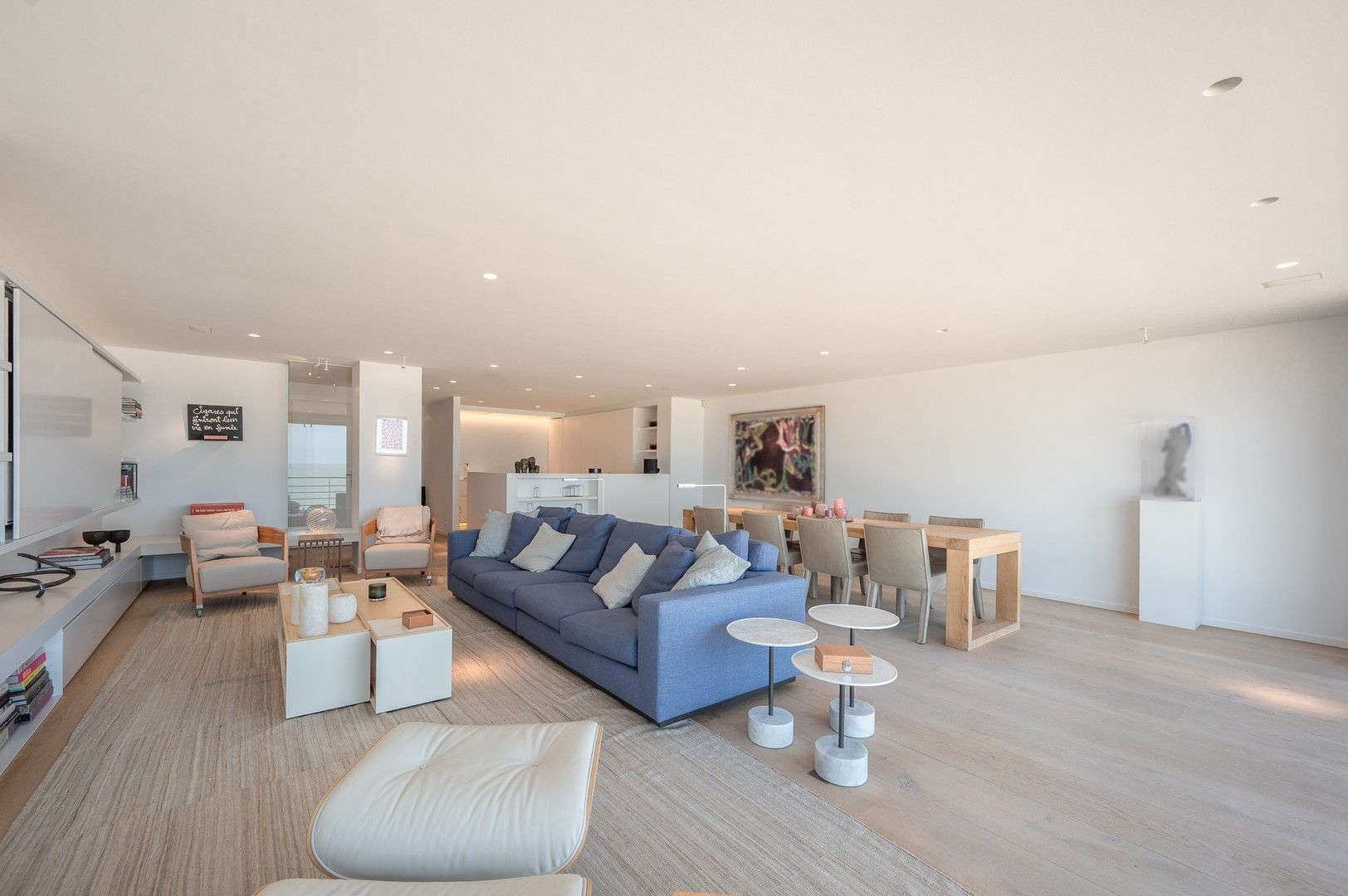 Prachtig appartement op de zeedijk in het Zoute met een gevelbreedte van 8 meter genietend van een panoramisch zeezicht. foto 4