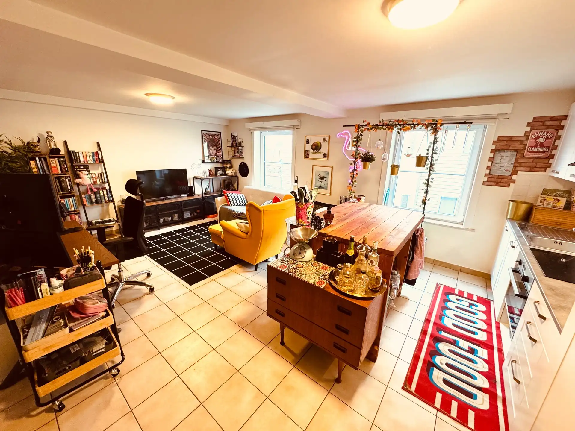 Gerenoveerd duplex-appartement in Bredene – instapklaar, energiezuinig en verhuurd aan €595/maand. foto {{pictureIndex}}