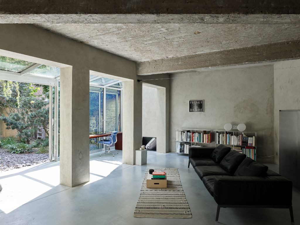 Uniqum - Architectuur tot op haar essentie. Een bijzonder doordacht brutalistisch appartement met tuin op een gegeerde locatie nabij het Sint-Pietersstation. foto 15