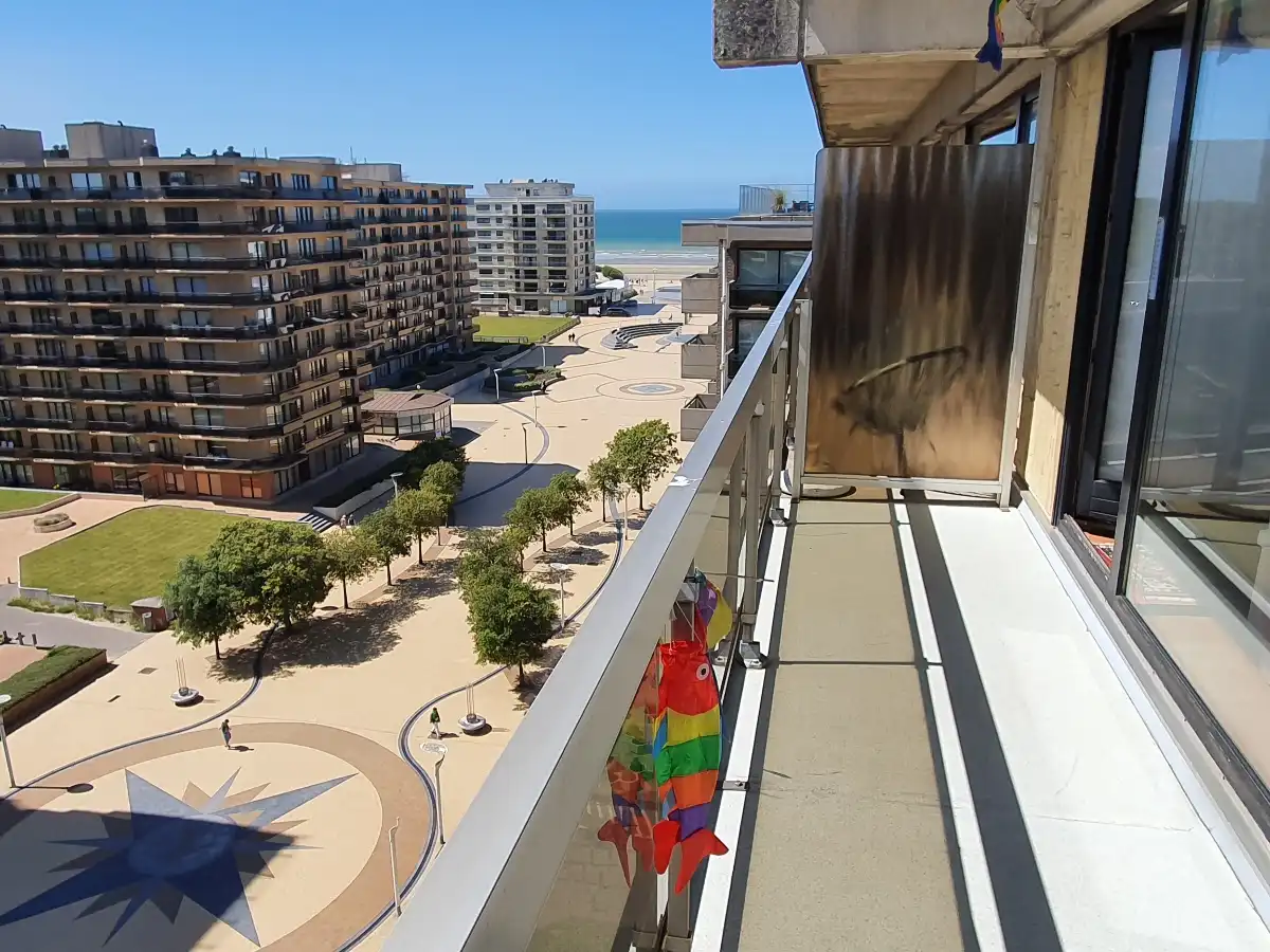 APPARTEMENT MET ZIJDELINGS ZEEZICHT TE KOOP TE DE PANNE foto {{pictureIndex}}