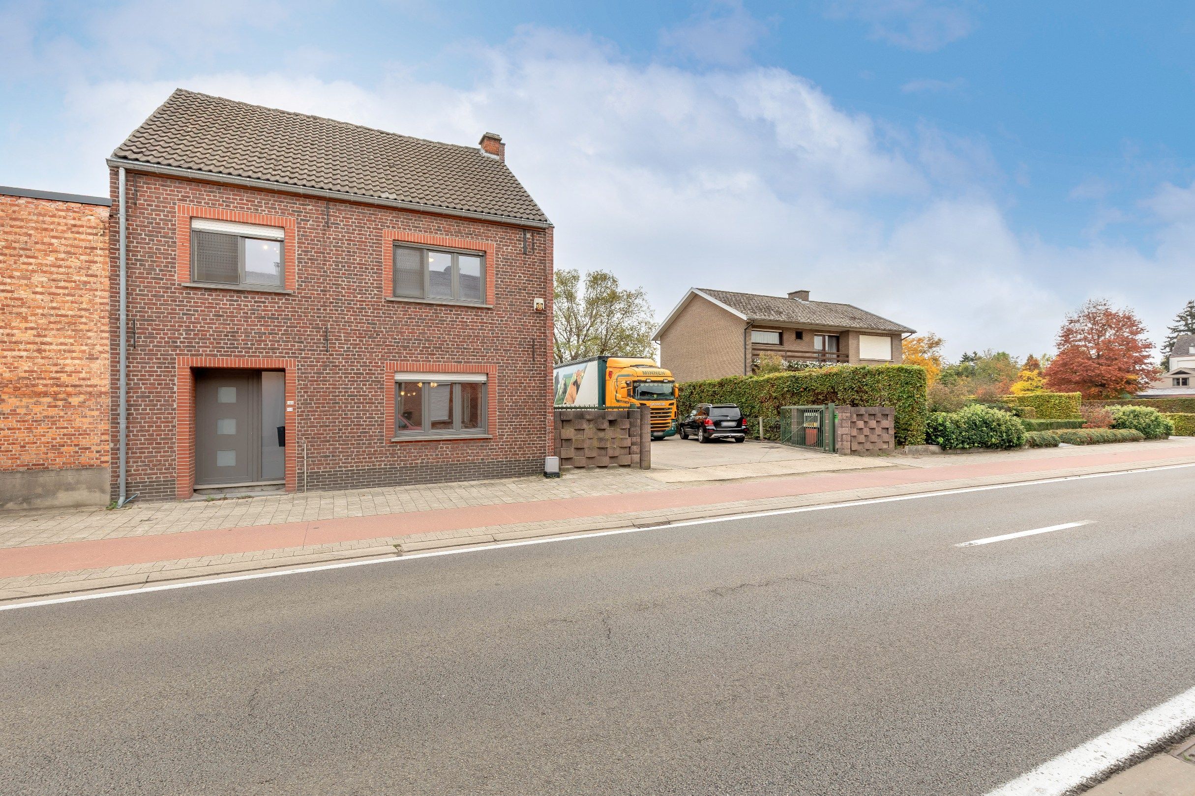 Hoofdfoto van de publicatie: Woning met achterliggende grote loodsen (220m2)