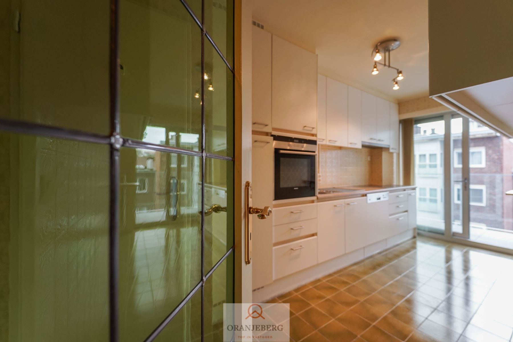 Ruim 2-slaapkamer appartement  (122 m²) vlakbij het Zuidpark! foto 2