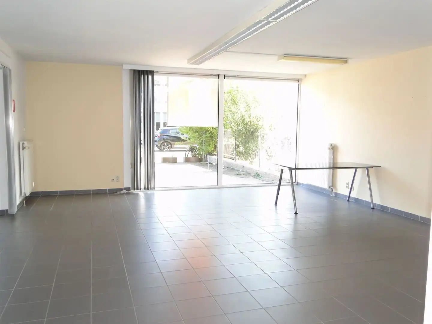 Handelsgelijkvloers met 3 autostaanplaatsen foto {{pictureIndex}}