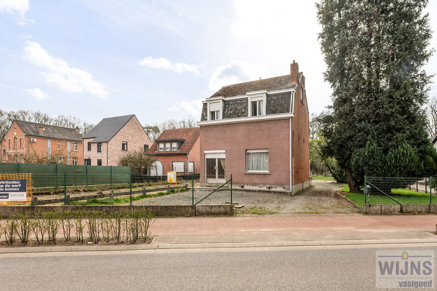 Renovatieproject met prachtige tuin en zicht op bos foto {{pictureIndex}}