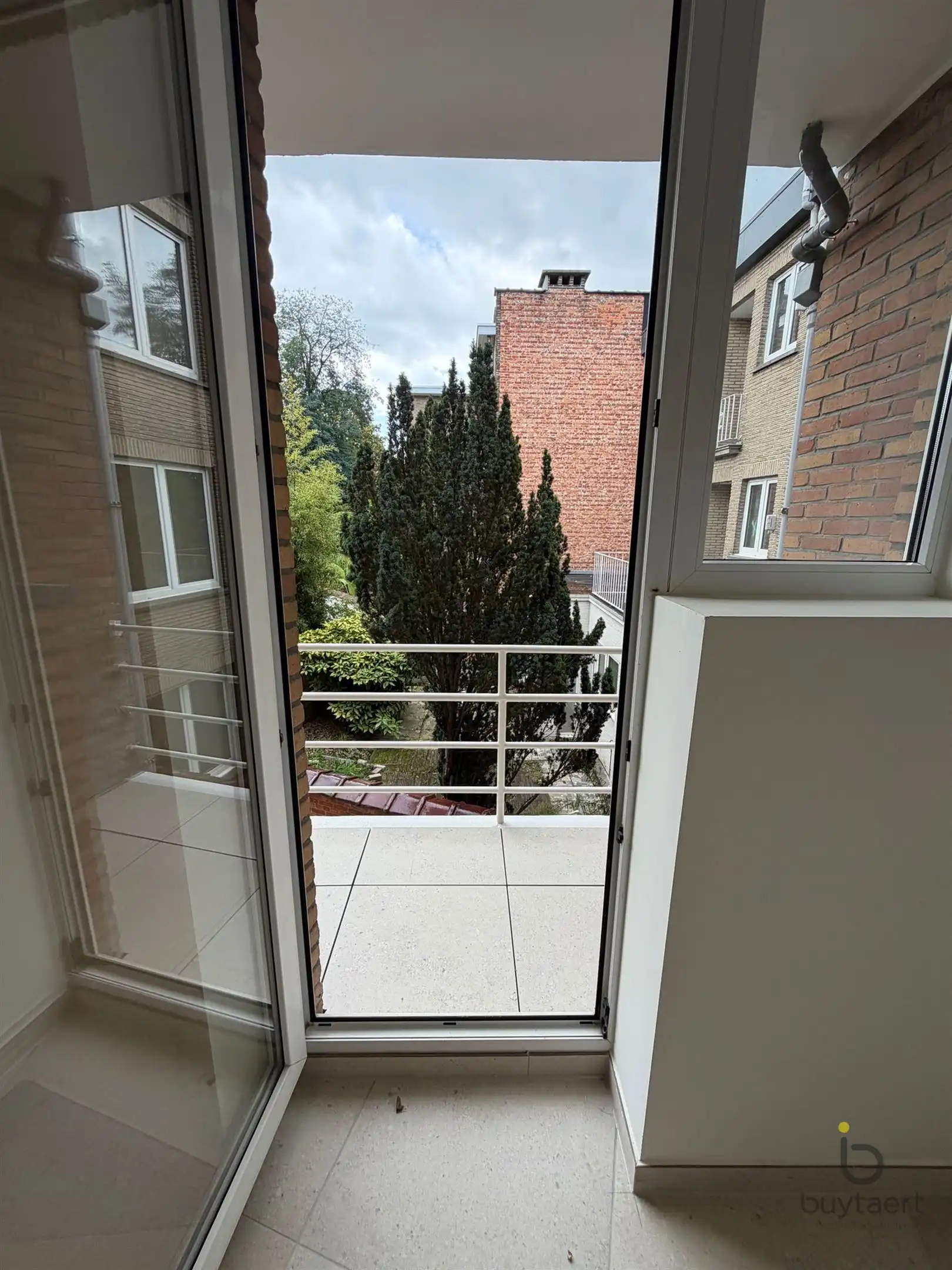 Gerenoveerd 3 slaapkamer appartement op de Singel Antwerpen. foto 7