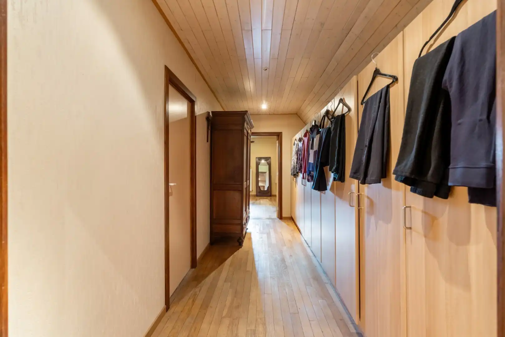 Ruim, karaktervol landhuis met parkachtige tuin op perceel van 16a29ca. foto 30