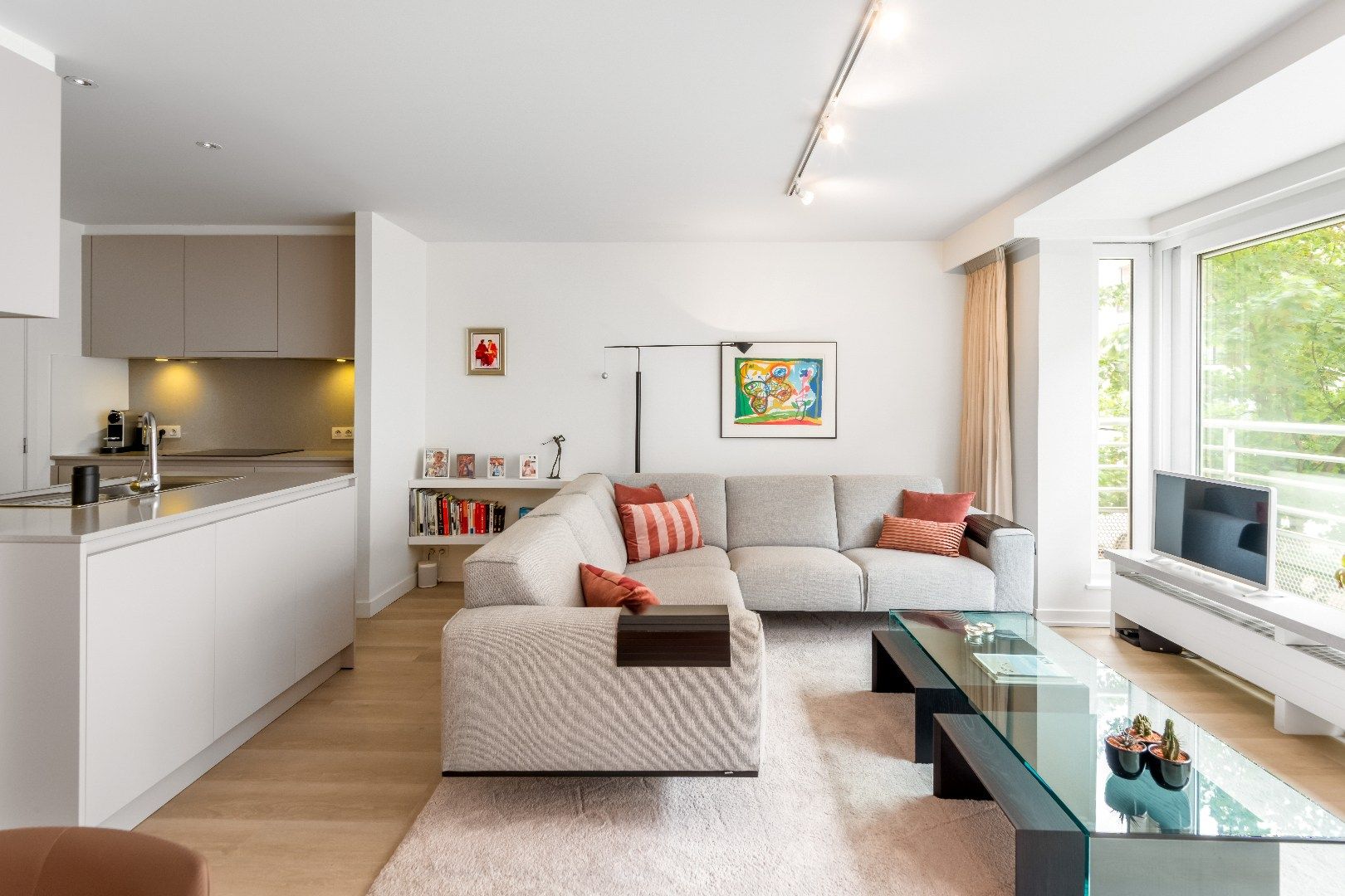 Instapklaar 3-slaapkamer appartement gelegen op de Paul Parmentierlaan vlakbij de winkels van de Lippenslaan. foto 8