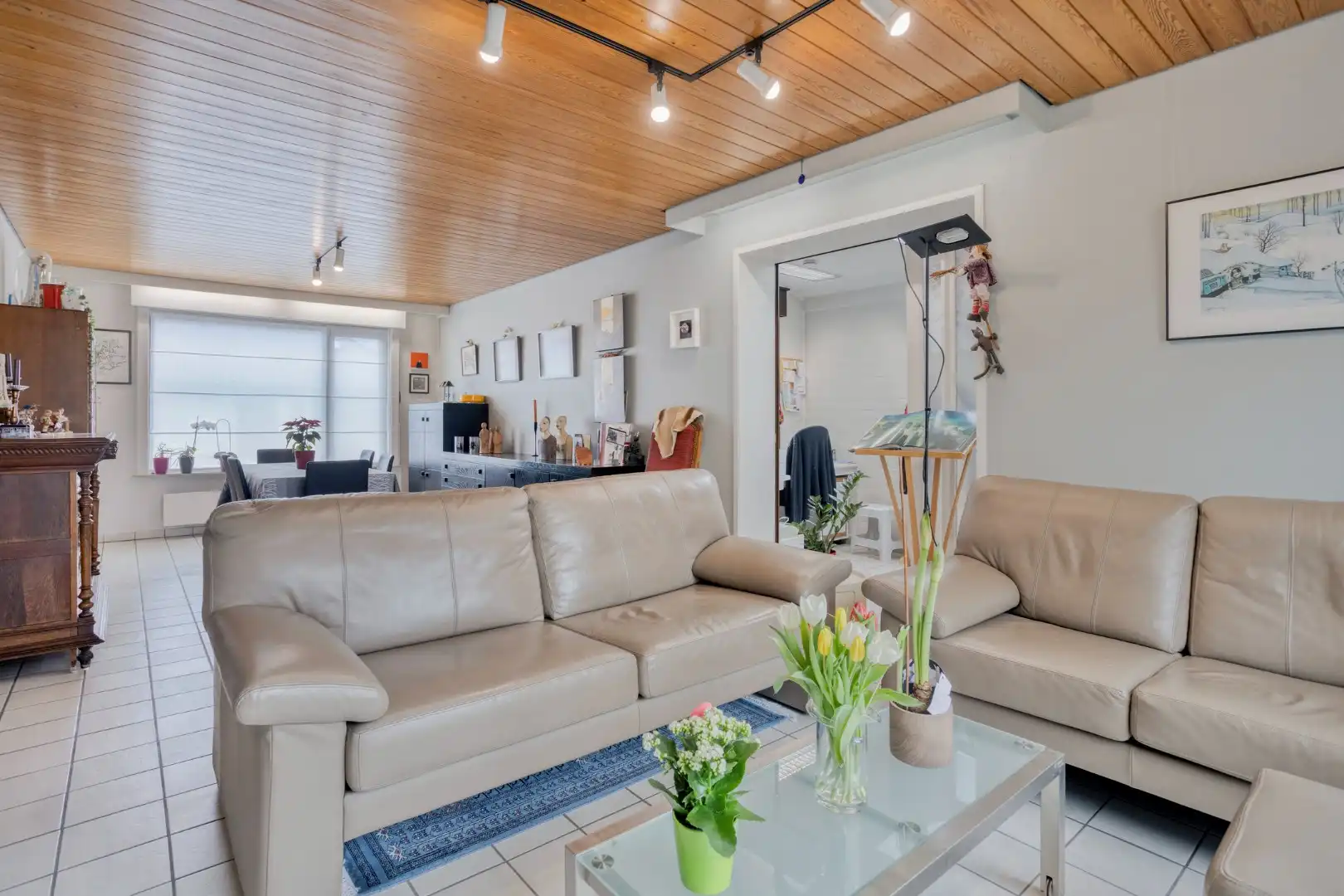 Open bebouwing met mooie tuin en 2 garages op topligging! foto 2