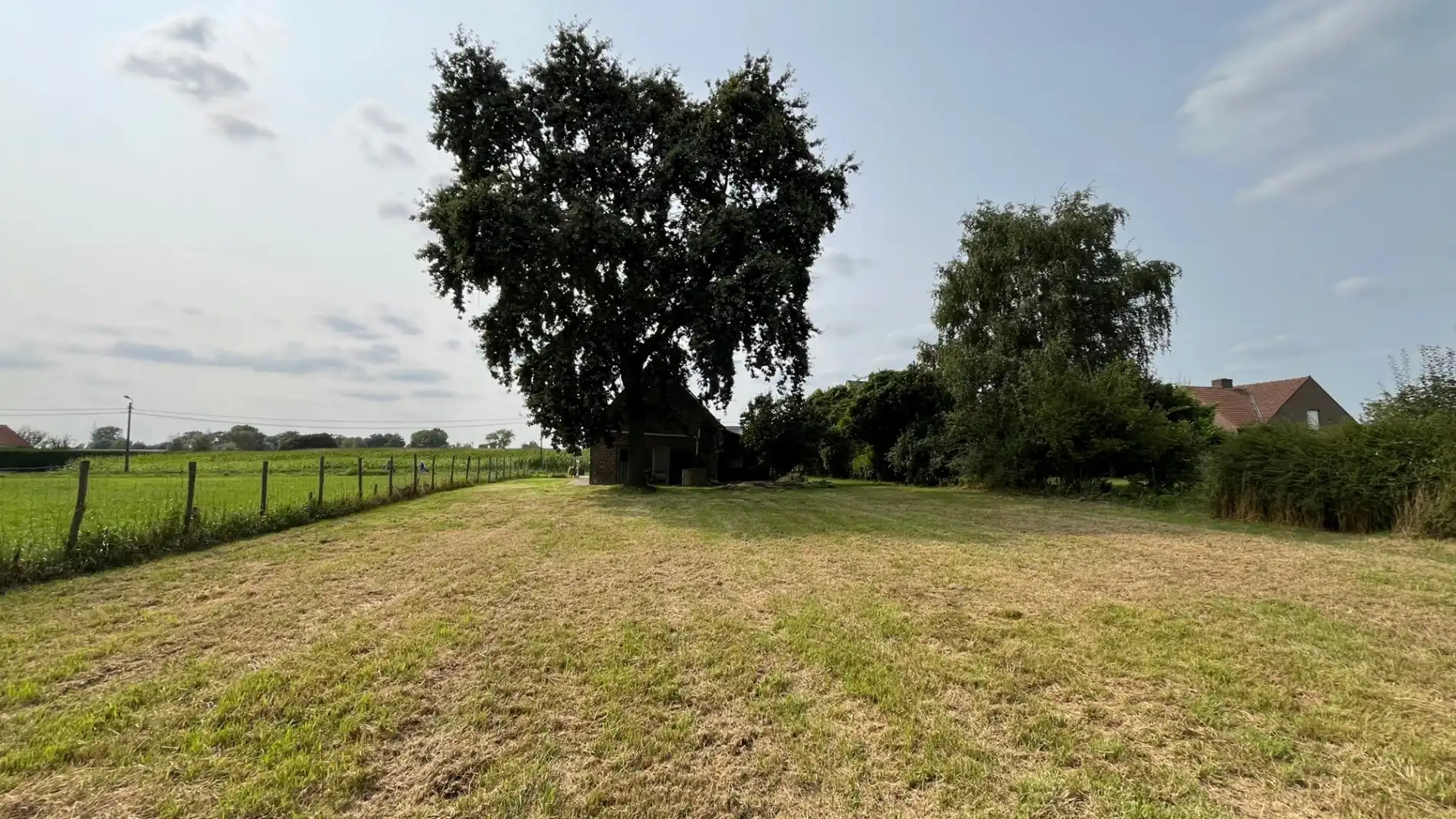 Ruime woning met een grote tuin foto 20