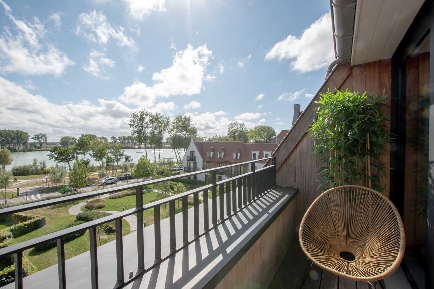 Prachtig récent appartement met 2 slaapkamers en magnifieke terrassen over het meer in duinenwater (mog. tot aankoop van een inpandige auto-staanplaats)  foto 1