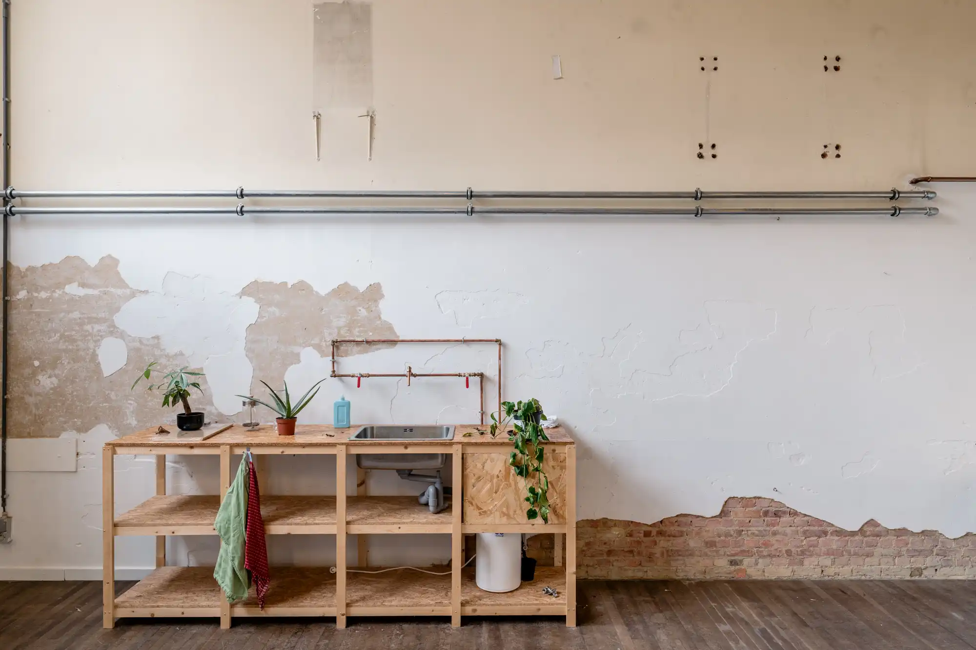 GOING NORTH: van turnzaal naar ruimte voor vorm in het voormalige Sint-Elisabethinstituut in Merksem foto {{pictureIndex}}