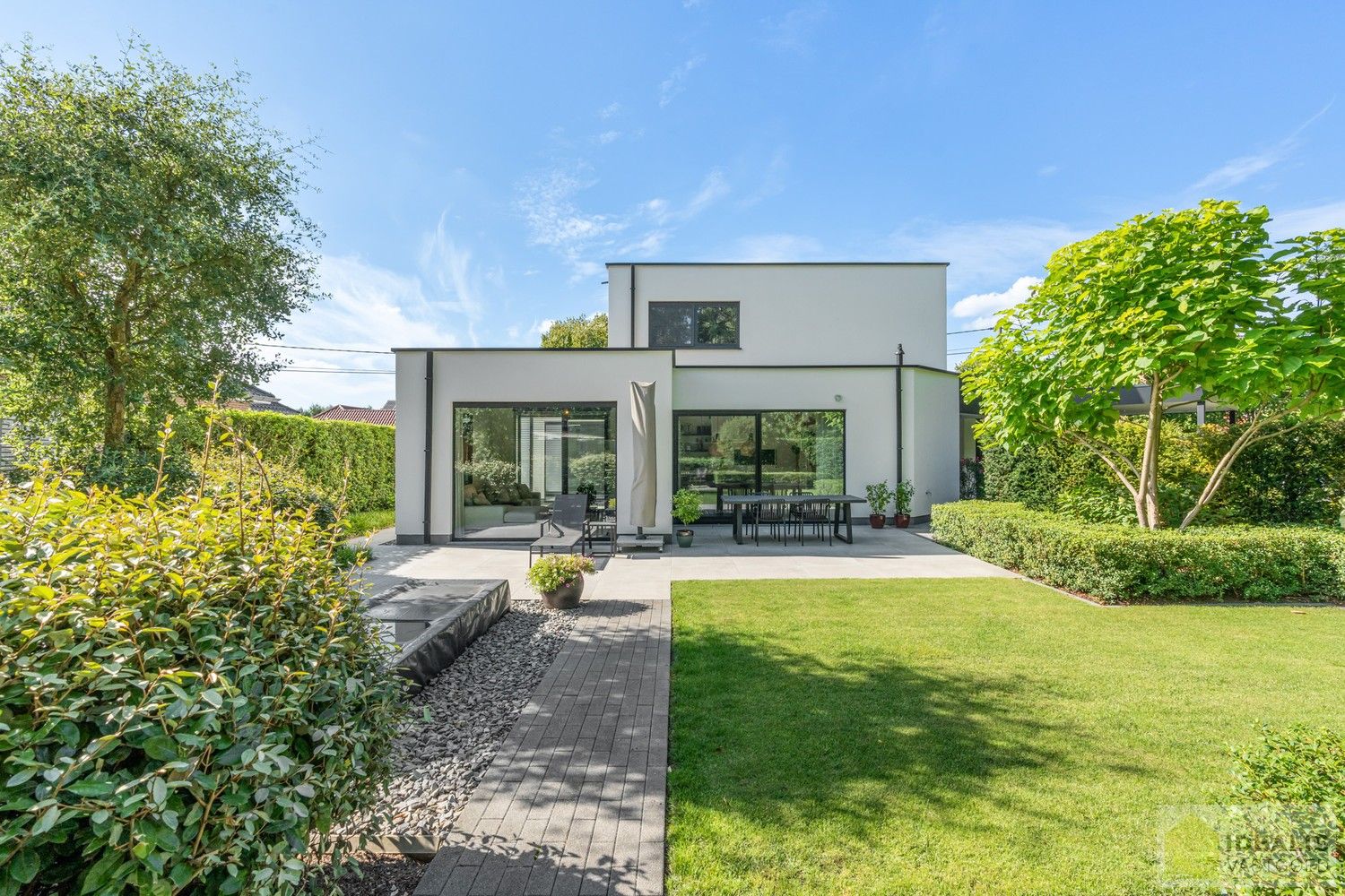 PRACHTIGE, PERFECT ONDERHOUDEN EN MODERN OPGETROKKEN WONING MET EEN HEERLIJK LICHTRIJKE WOONKAMER MET OPEN KEUKEN, 3 SLAAPKAMERS, 2 BADKAMERS VOORZIEN VAN ALLE COMFORT foto 8