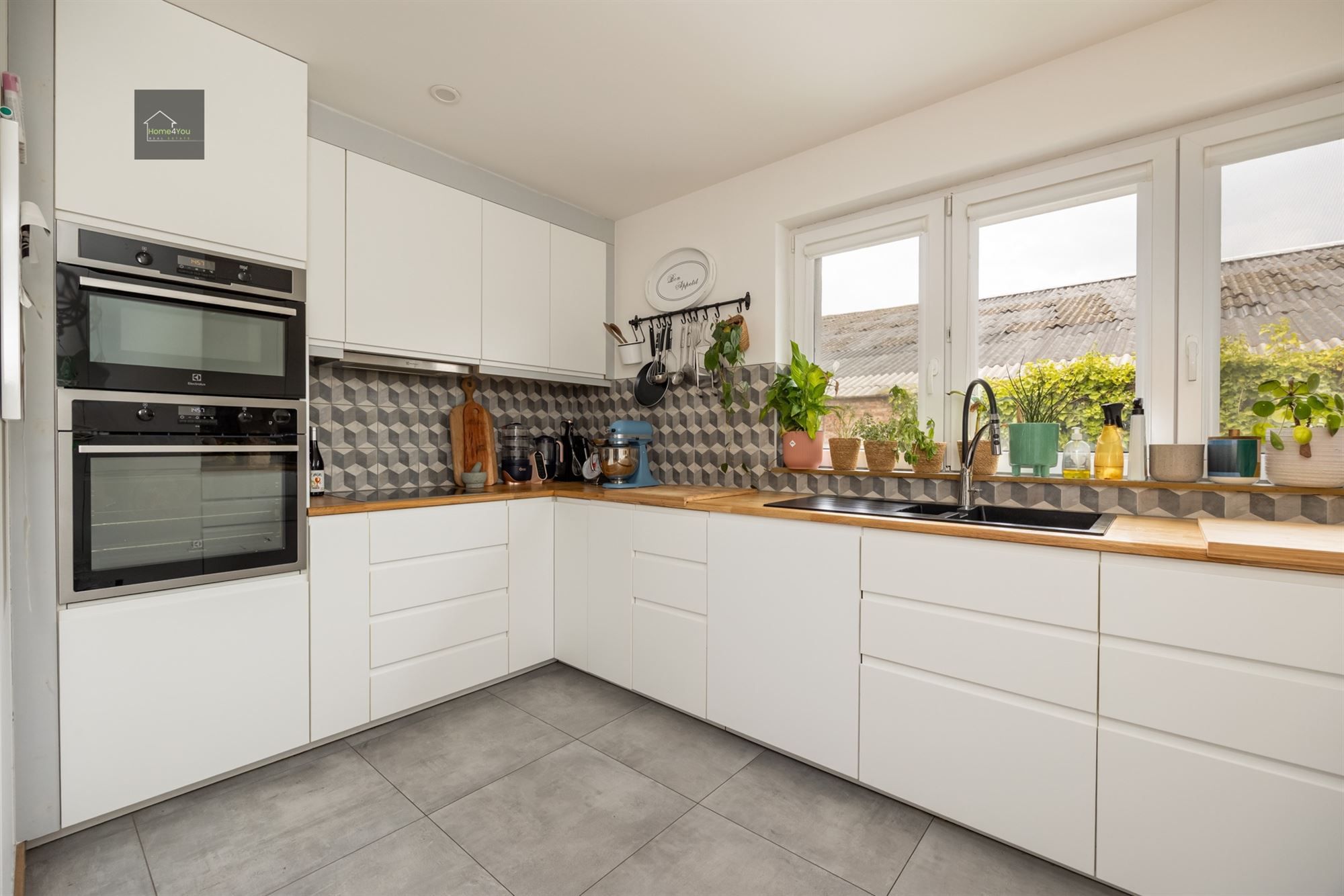 Instapklare woning met garage, oprit en stadstuin in hartje Deurne foto 5
