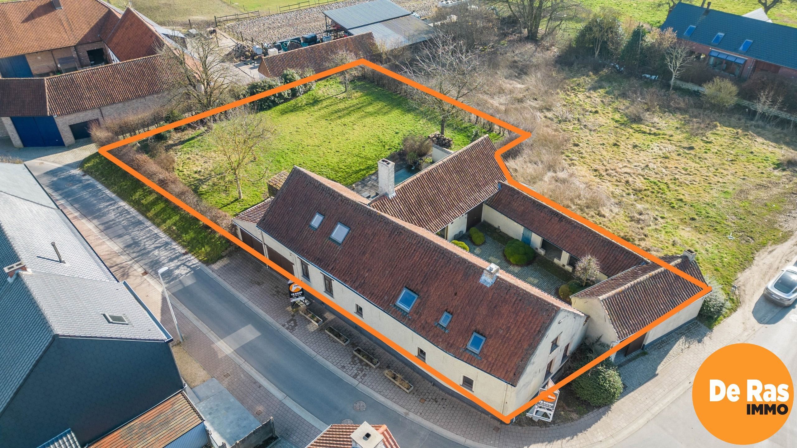 Hoofdfoto van de publicatie: Charmante vierkantshoeve in het landelijke Aaigem op 1515 m²