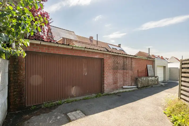 🏡 Te renoveren HALFOPEN woning met 3 slaapkamers, grote garage met uitweg achteraan TE KOOP in het hartje van Sint-Baafs-Vijve! foto 18
