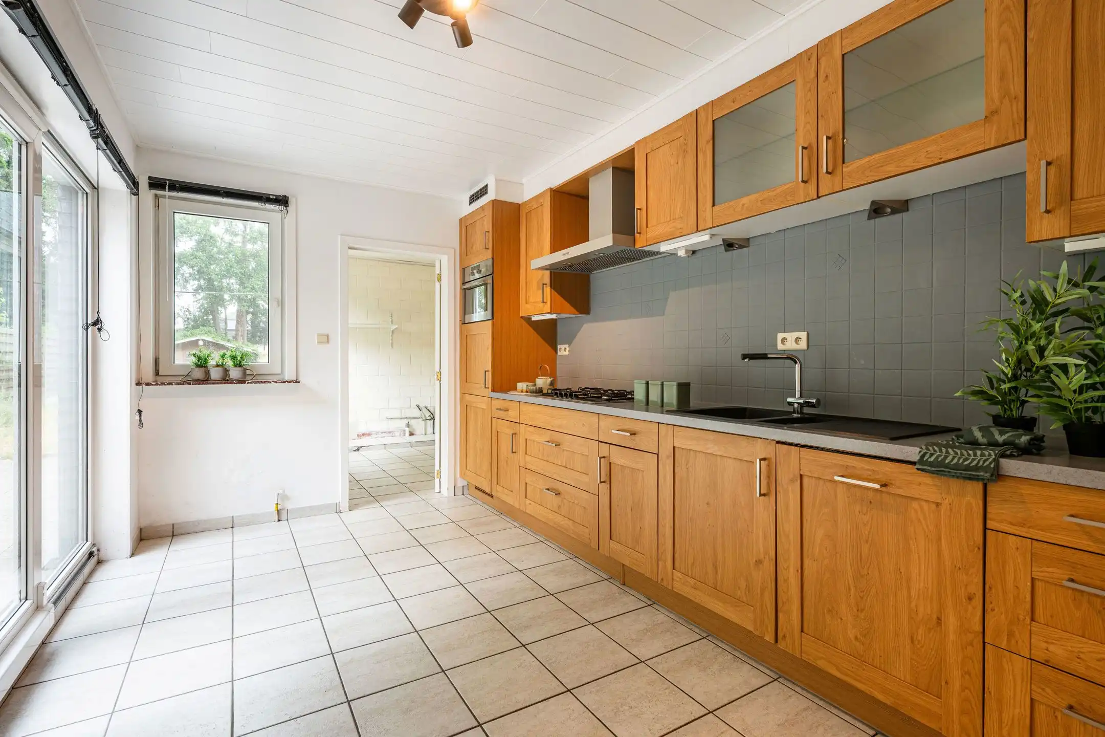Instapklare woning met 3 slaapkamers, ruime garage en tuin foto 11