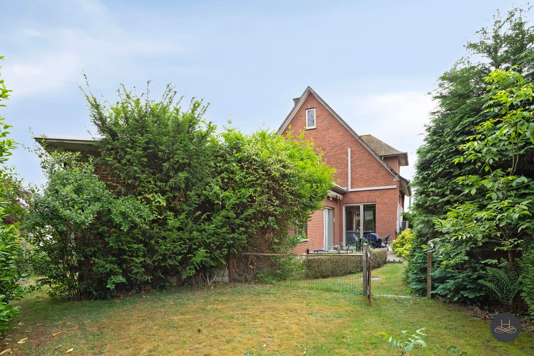 Ruime woning in een rustige groene wijk op een groot perceel foto 13