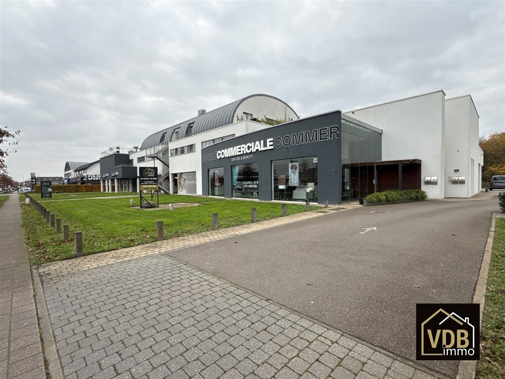 Commercieel gebouw op toplocatie geschikt voor vele doeleinden: kantoor, kleinhandel, groothandel... foto 2