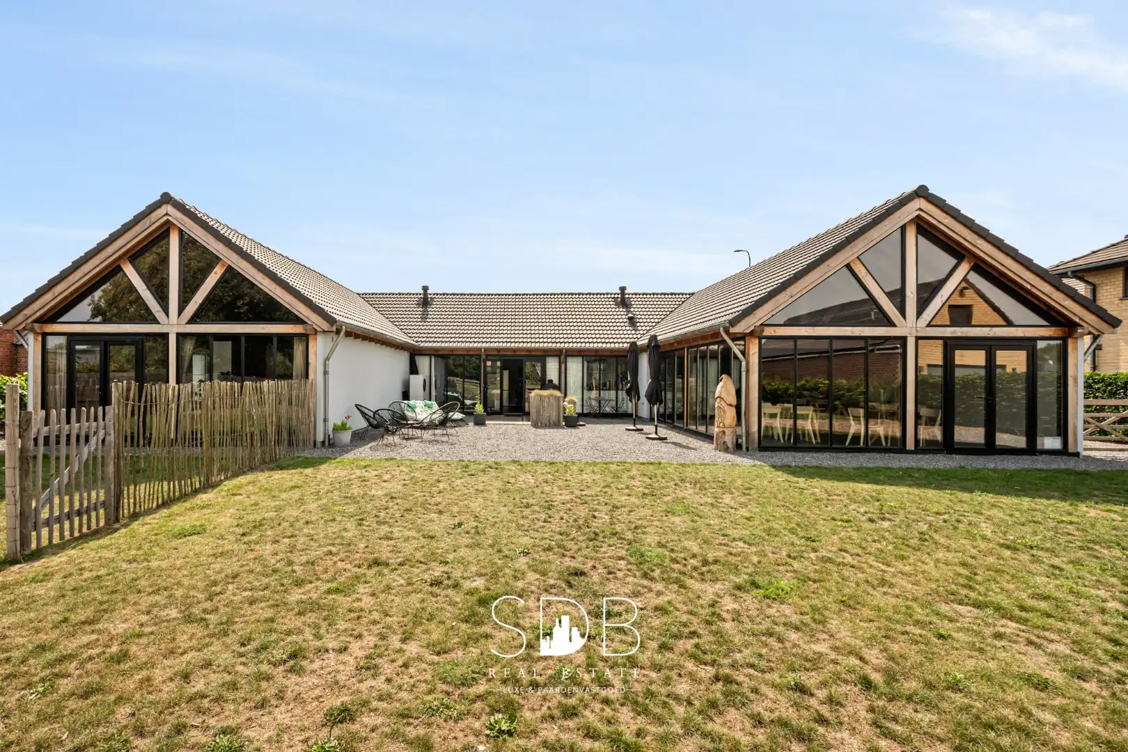 Charmante woning met commerciële ruimte, wijngaard, graslanden en stalgebouw te koop in Wachtebeke. Ideaal voor wonen en werken in een groene, unieke omgeving o foto {{pictureIndex}}