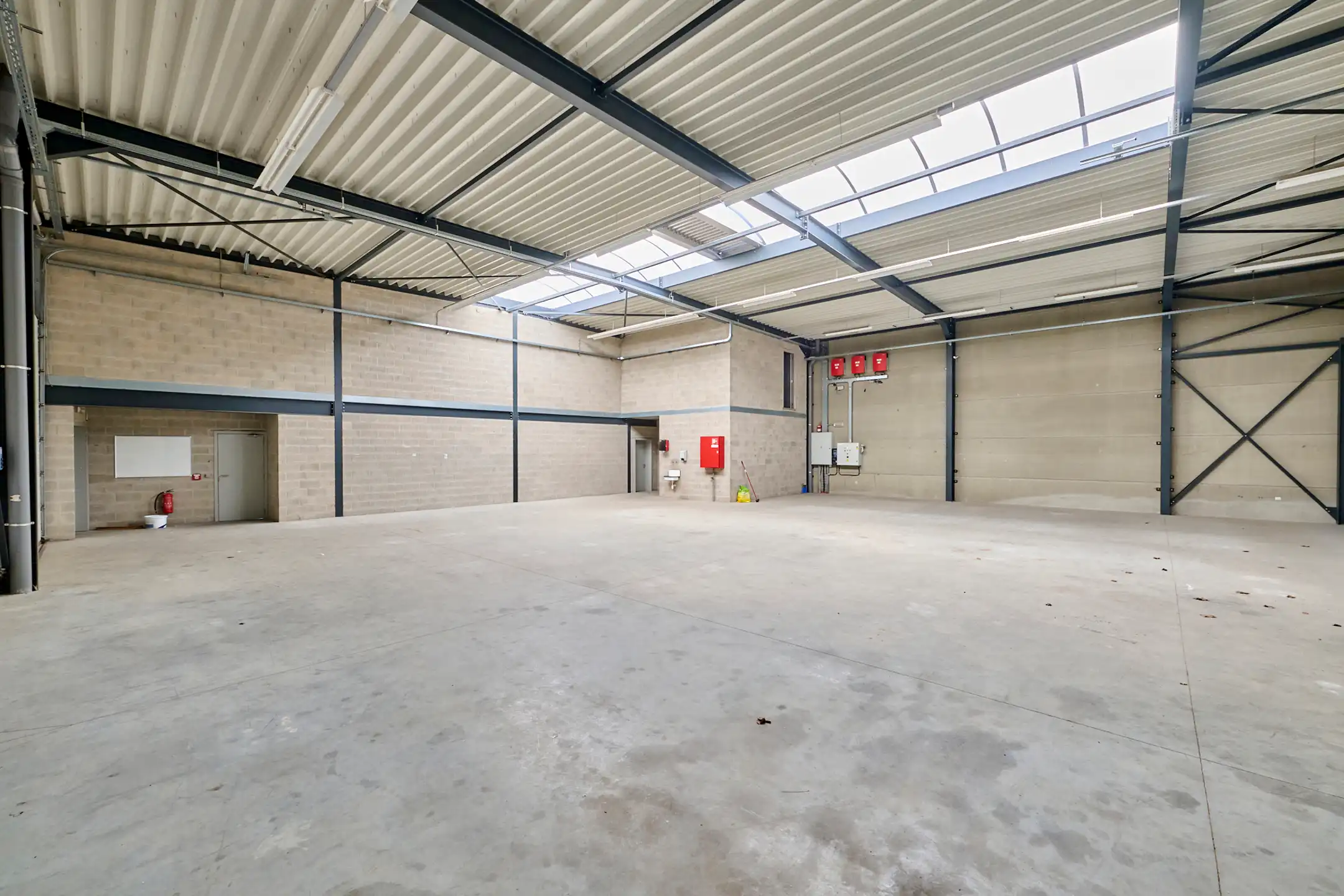 MULTIFUNCTIONEEL BEDRIJFSGEBOUW MET APPARTEMENT EN BUITENTERREIN foto 5