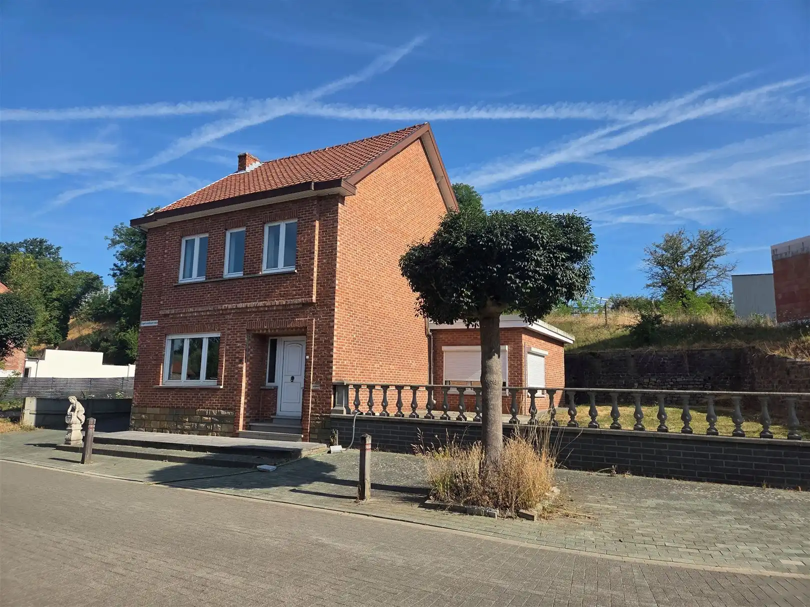 Ruime vrijstaande woning met garage. foto 3