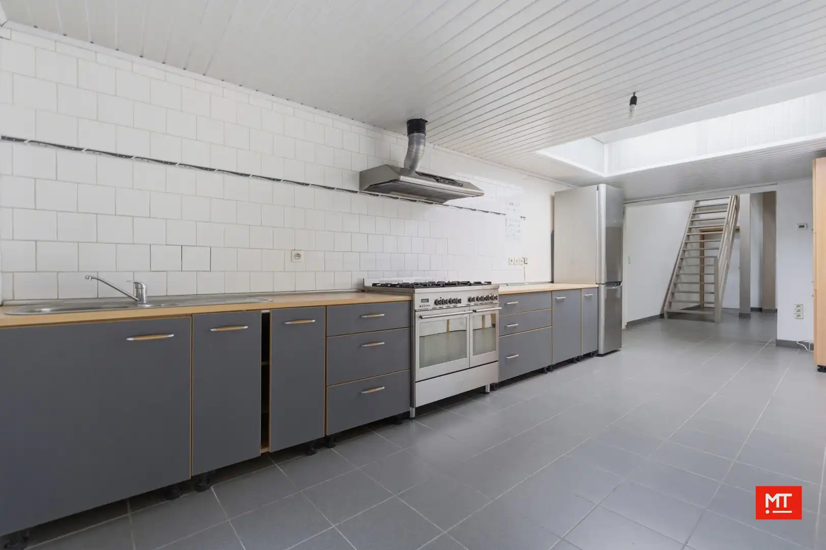 Ruime, instapklare woning met 4 slaapkamers en zonnige tuin in Wevelgem foto 6