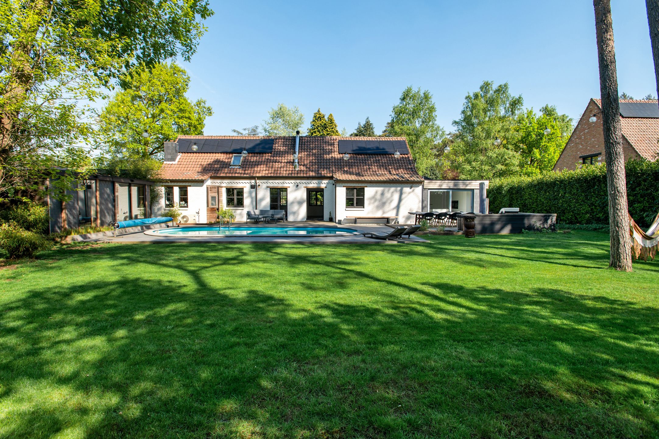 Stijlvolle woning op het einde van een doodlopende straat. foto {{pictureIndex}}