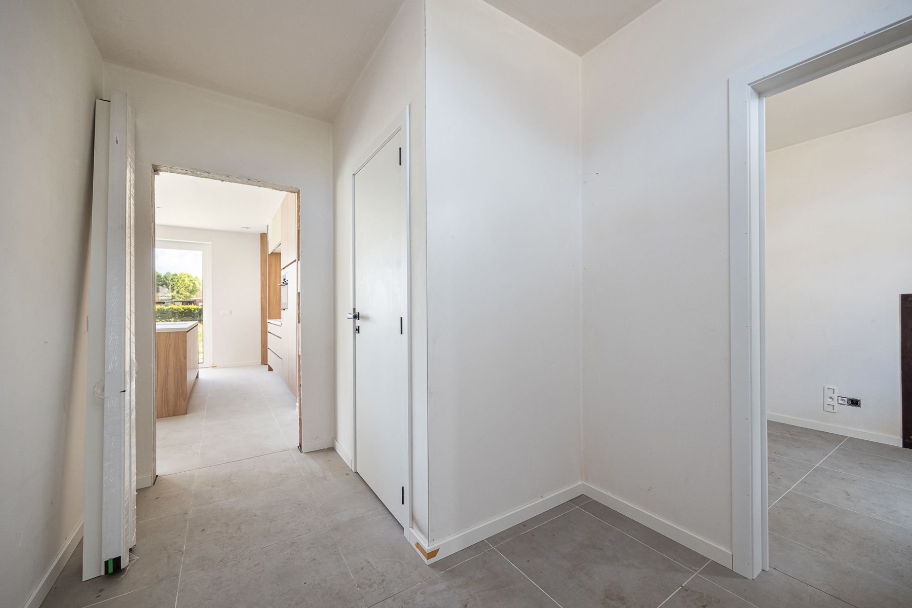 Ruime gezinswoning (ca 245 m²) met 4 slaapkamers op perceel van ca. 303 m². foto 3