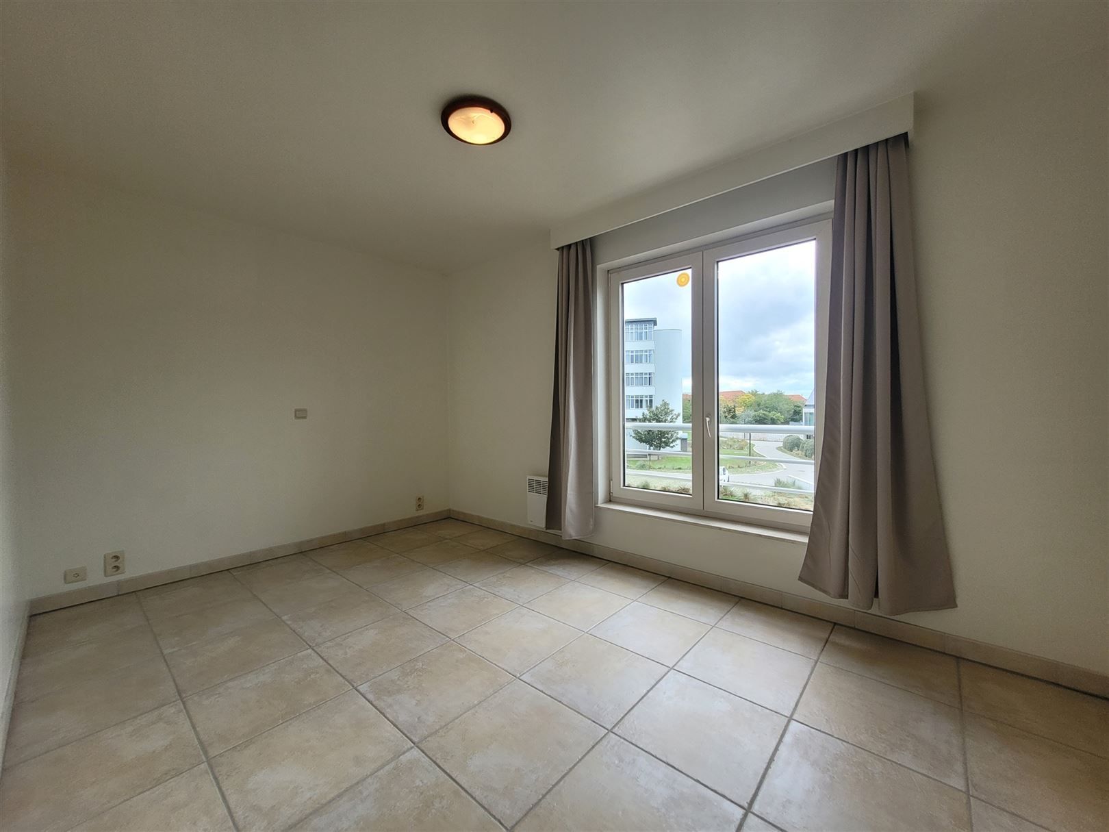 Ongemeubeld 2-slaapkamerappartement met garage foto 9