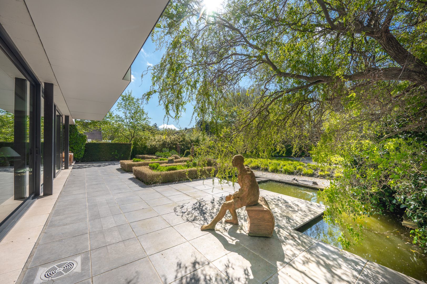 Prachtig gelijkvloers appartement met tuin ideaal gelegen aan de Zwinlaan foto 1