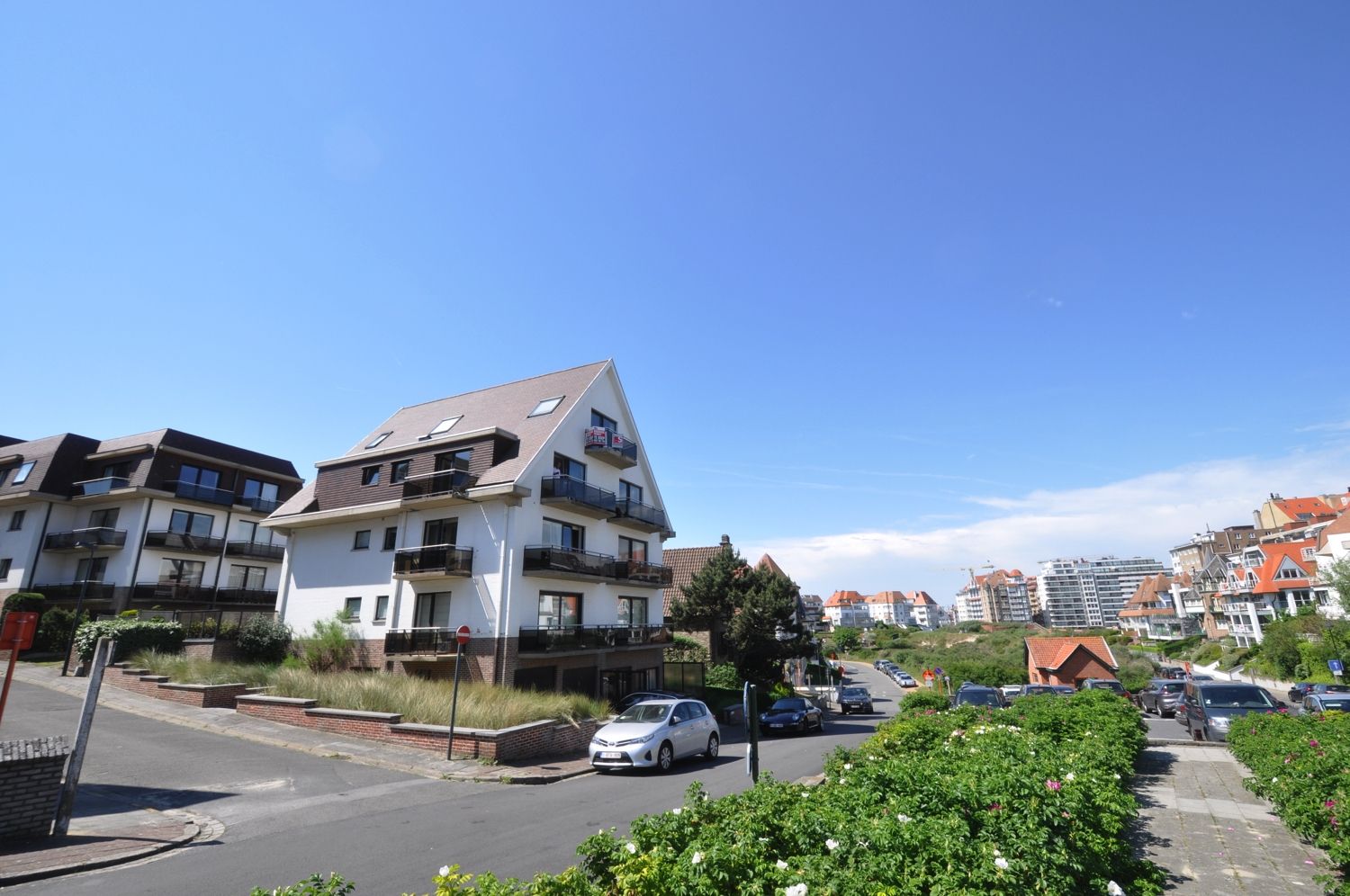 Mooi vakantie-appartement met zongerichte terrassen en open zicht te Duinbergen foto {{pictureIndex}}