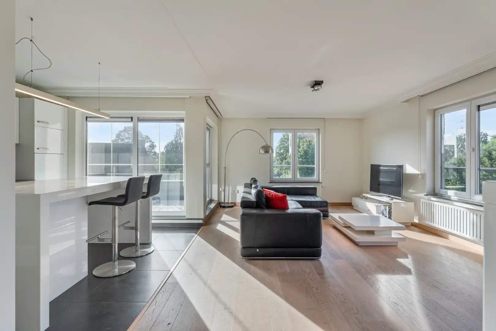 Exclusief penthouse met ruim terras, 2 slpk, extra brede autostaanplaats, centrum Houthalen foto 3