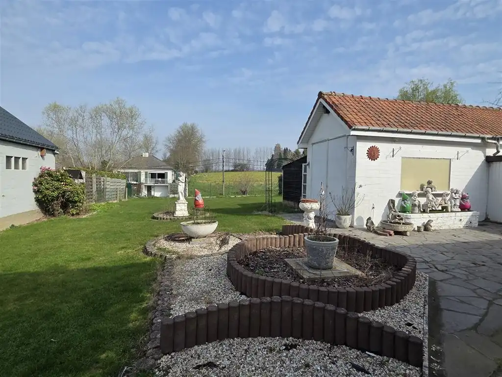 Ruime, op te frissen 3-gevelw met 4 slpks, gar en tuin foto 4