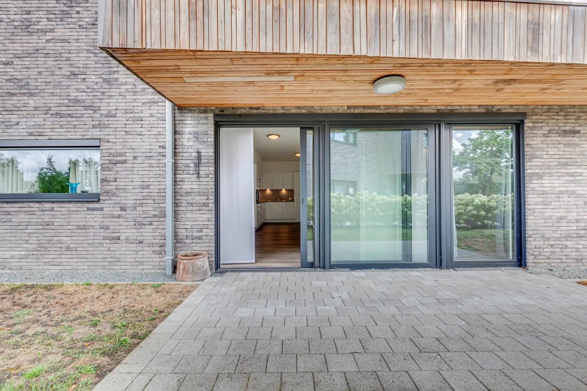 Erkende assistentiewoning met garagebox in een uiterst charmante omgeving foto {{pictureIndex}}