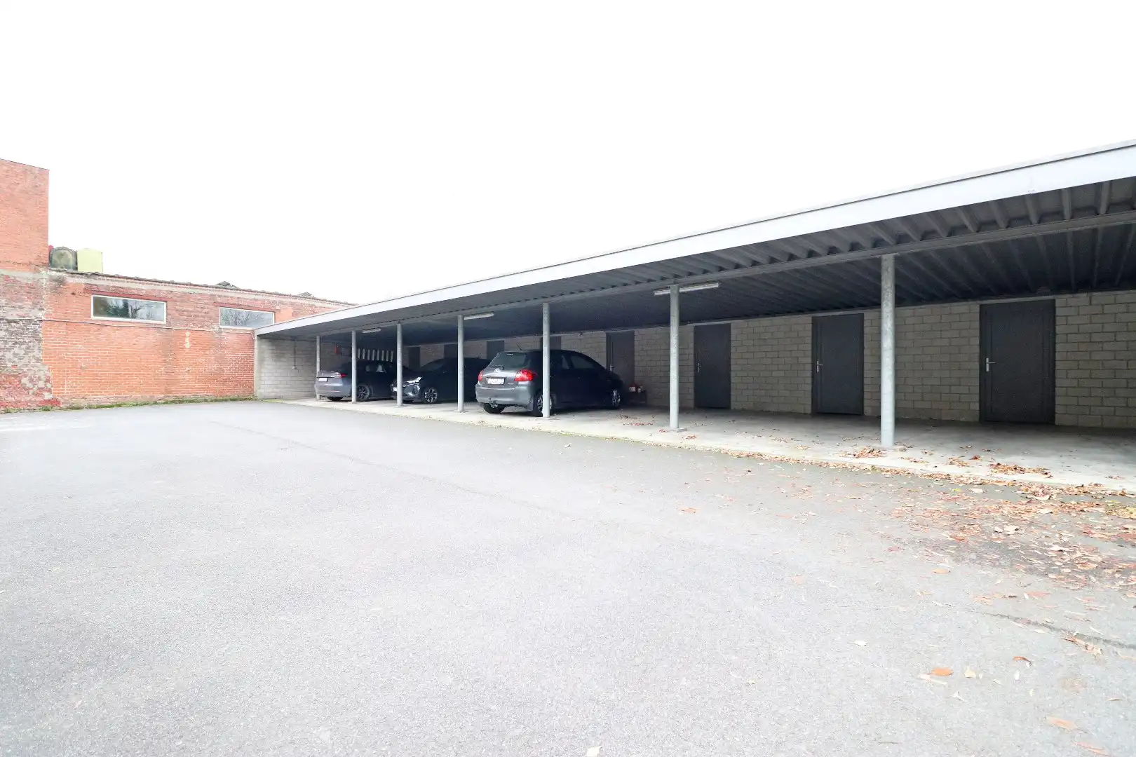 Lichtrijk appartement met carport foto 11