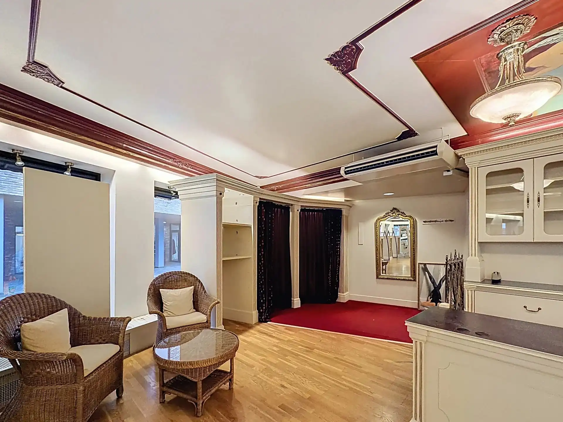 Ruim handelspand met kantoor en keuken op toplocatie. foto 4