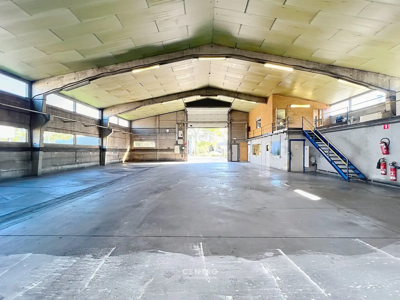 Magazijn met bureel (± 840m²) op INDUSTRIEZONE met gelijkvloerse LICHTRIJKE woonst  (o.a. 3 slpks, 2 garages,...)  op een prachtig HOEKperceel van 2.061 m² te Diksmuide! foto 7
