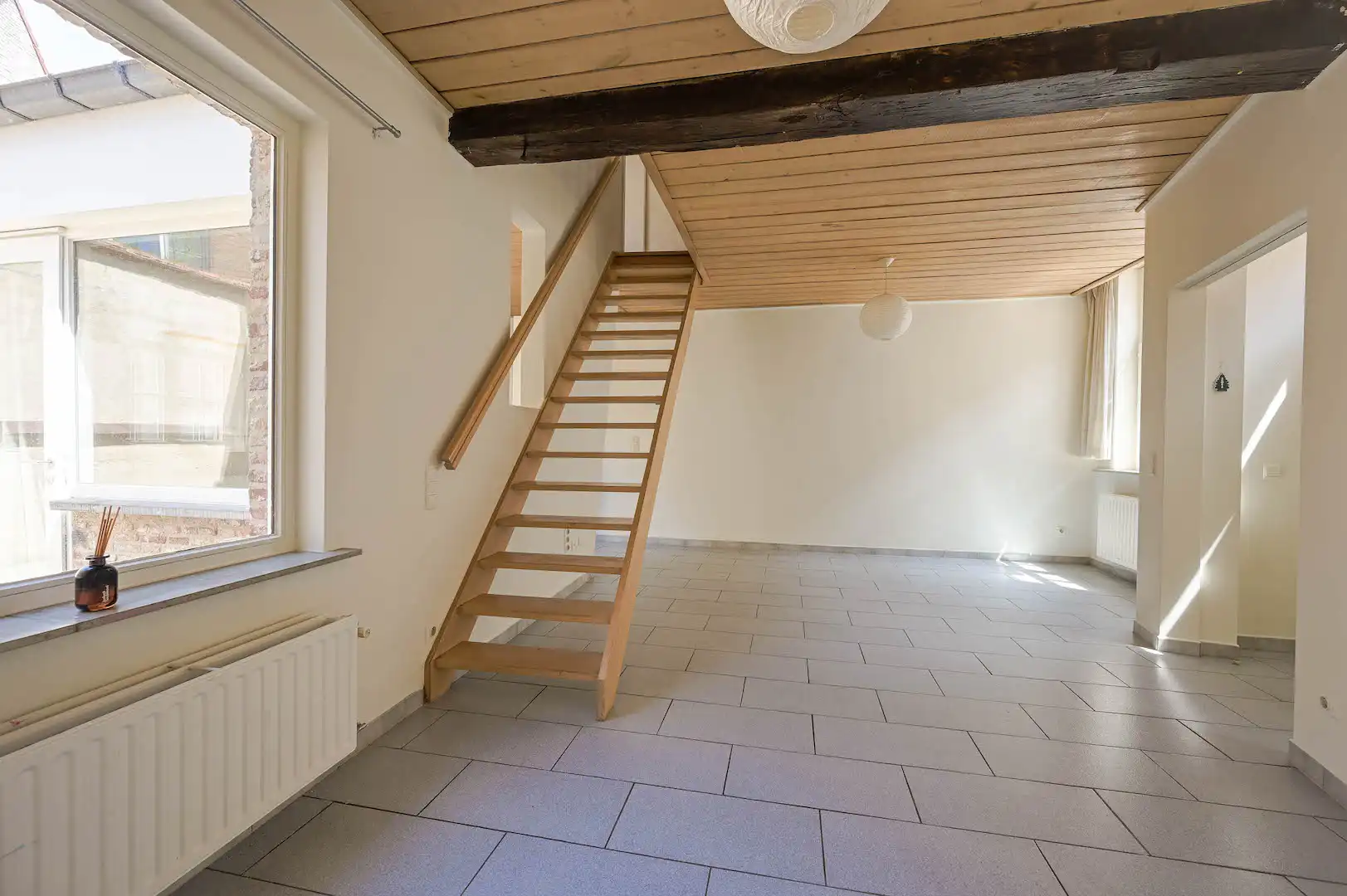 Brugs huis in de schaduw van Jeruzalemkerk, authentieke 16e-17e eeuwse gevel foto 8