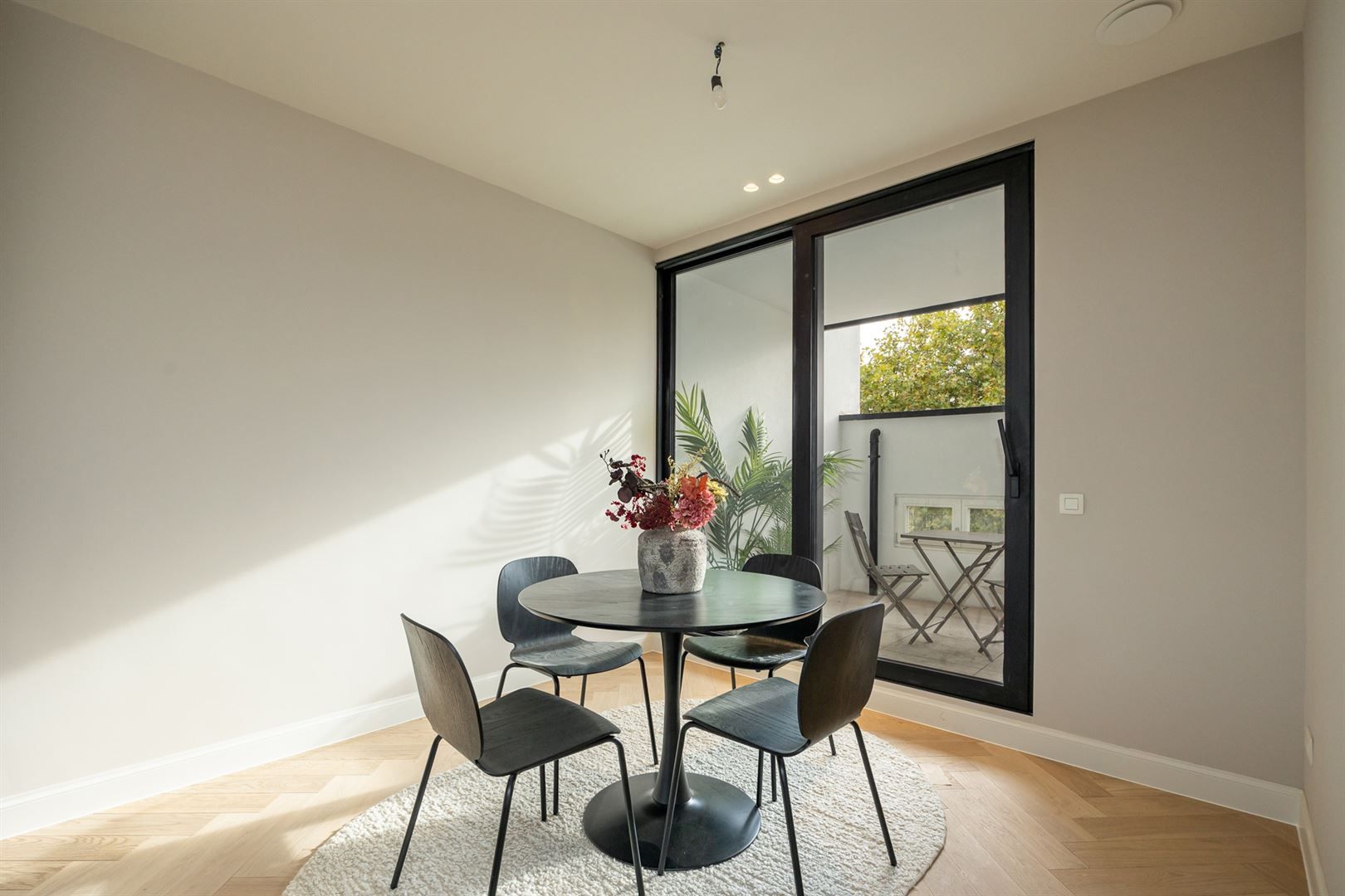 Totaalrenovatie met leuk terras foto 8