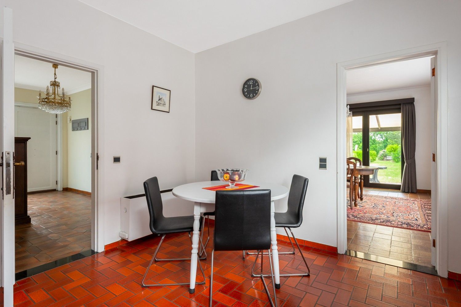 Ruime woning met prachtig onderhouden tuin met verzicht over de velden foto 10
