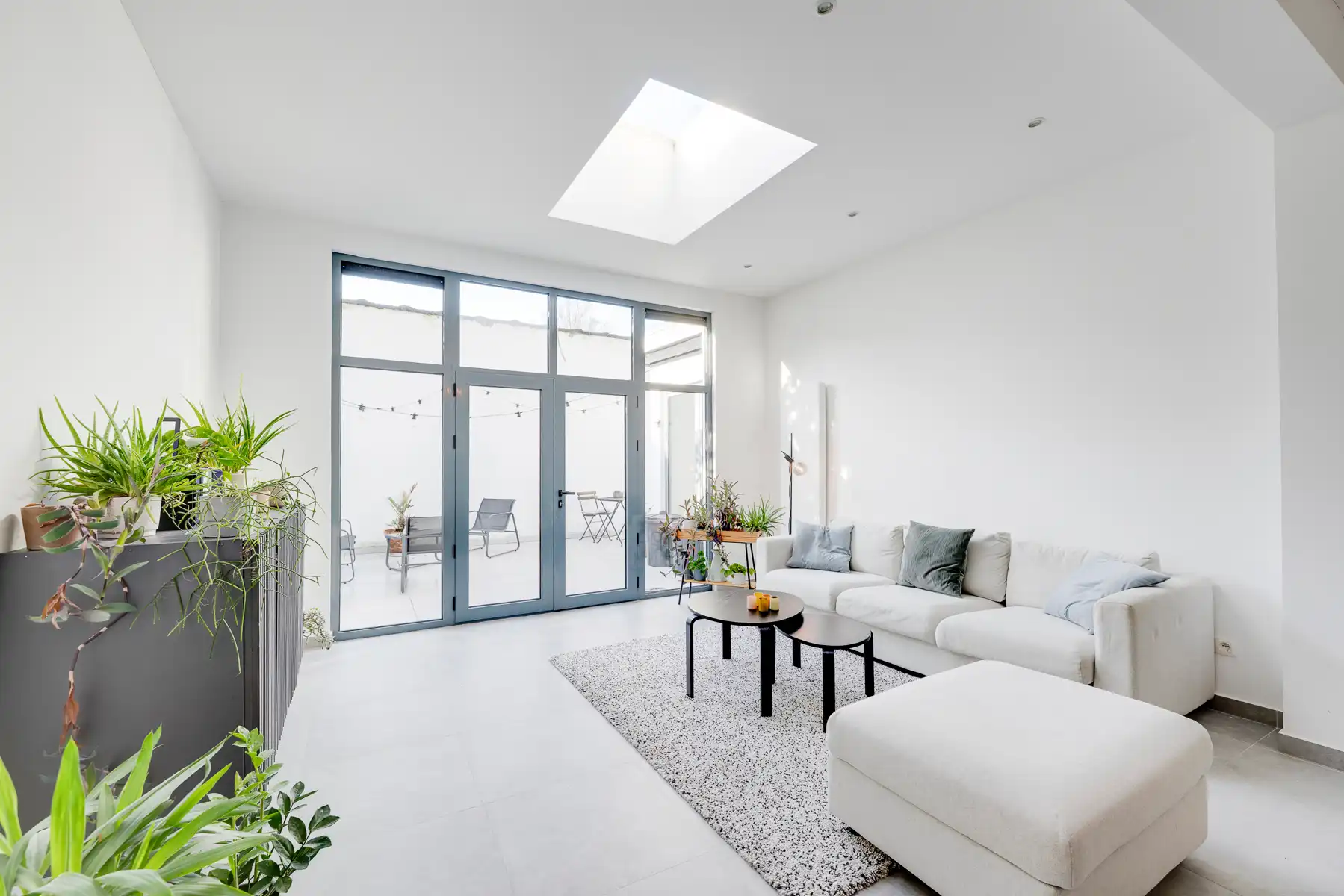 Instapklaar gelijkvloers appartement met grote buitenruimte foto {{pictureIndex}}