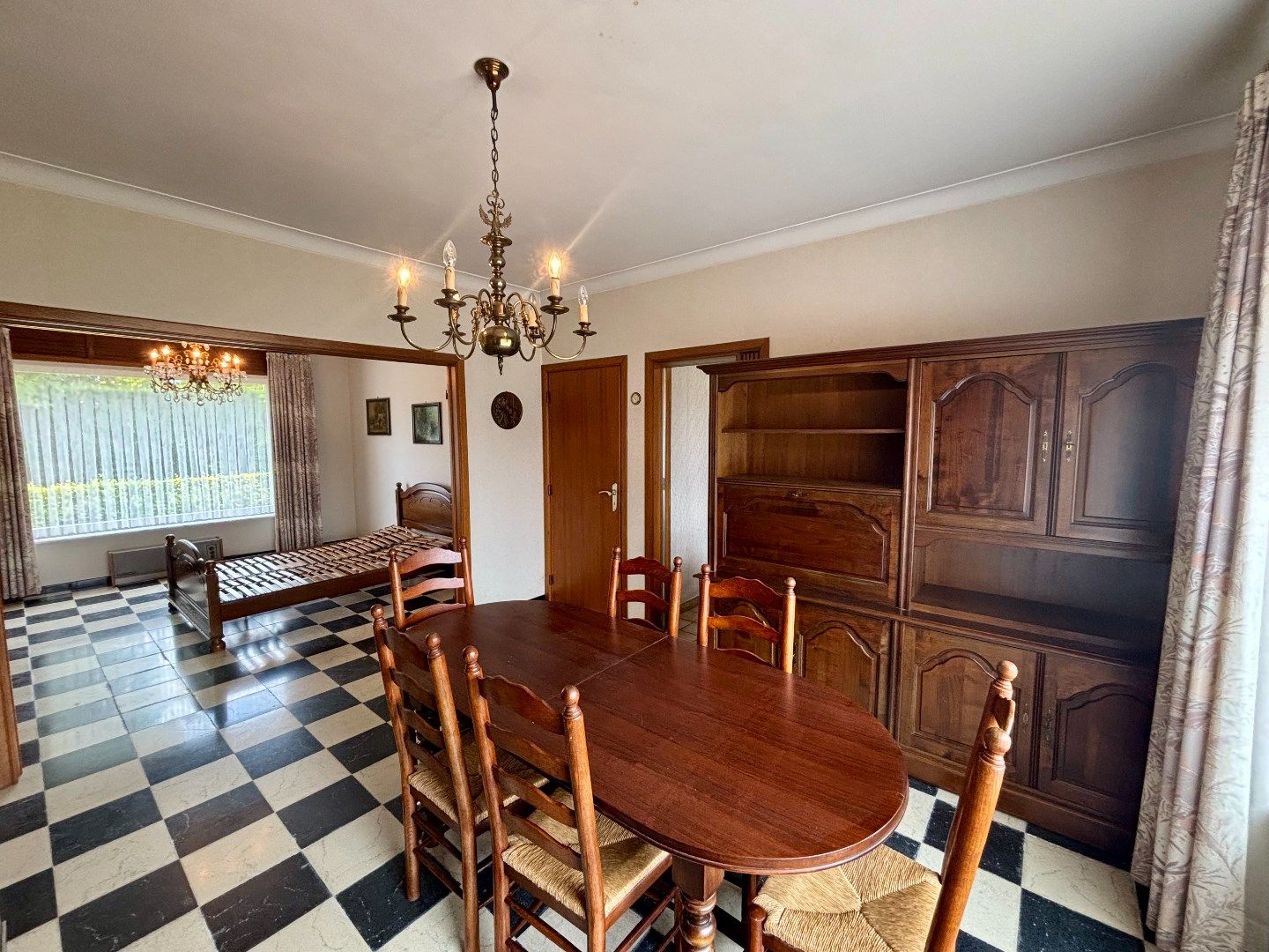 Ruime en kloeke halfopen woning met zonnige tuin. Opp:555m². foto 7
