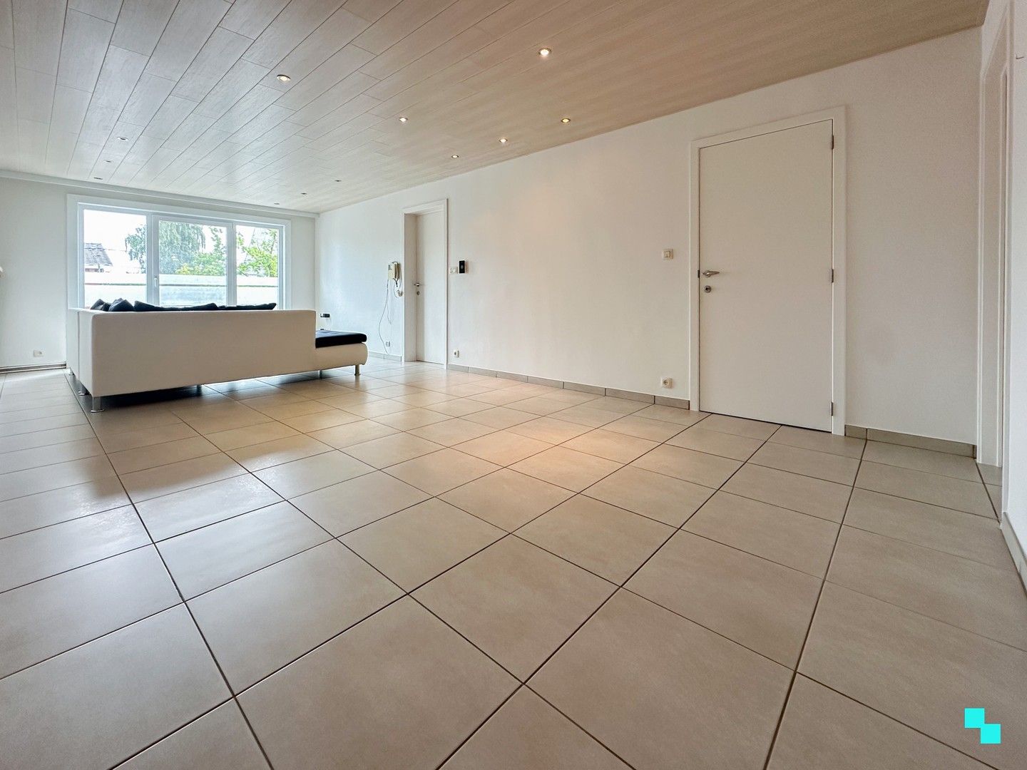 Energiezuinig, instapklaar tweeslaapkamerappartement te Roeselare foto 5